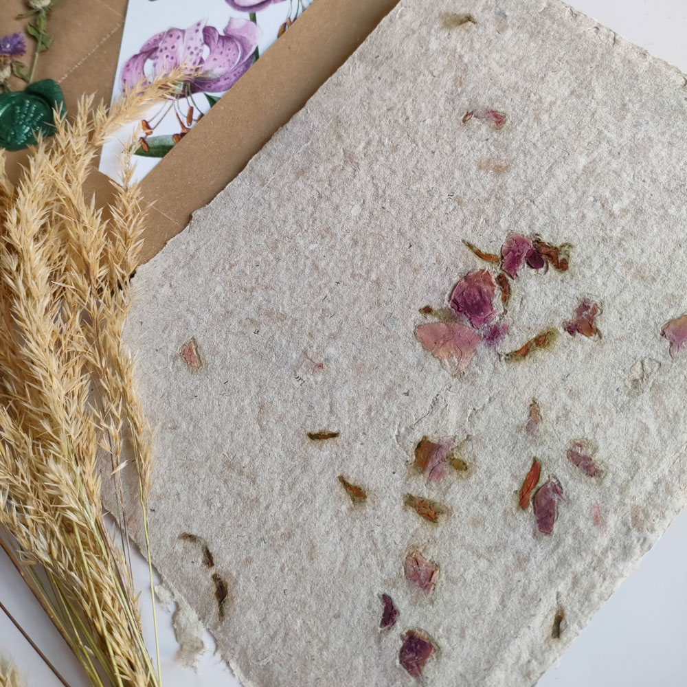 carta fatta a mano con petali handmade paper with flowers