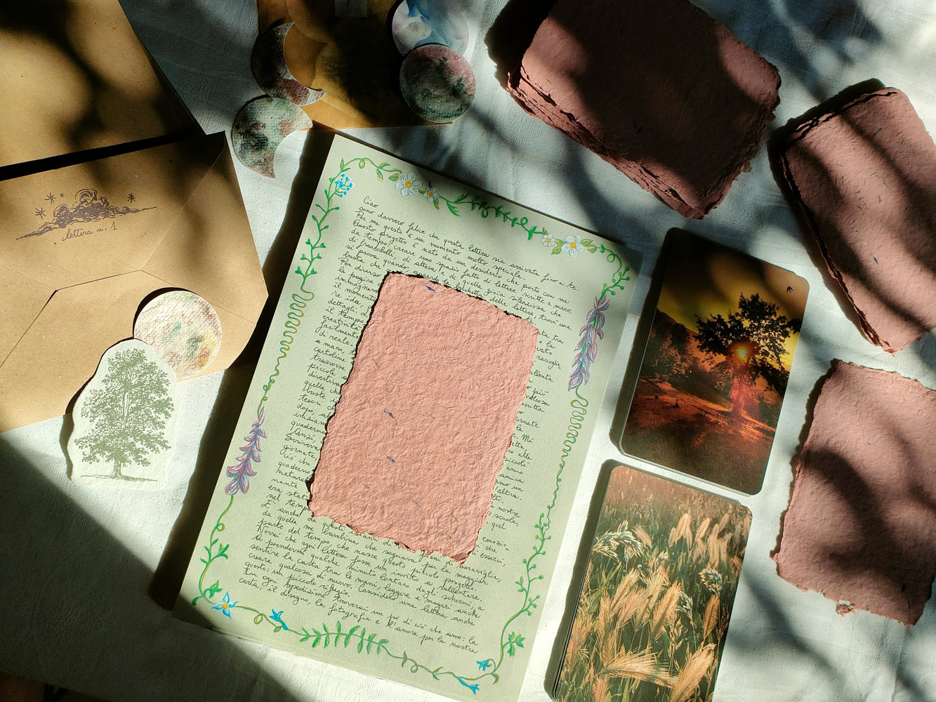 Contenuto della Snail Mail: lettera, carta fatta a mano e card fotografiche